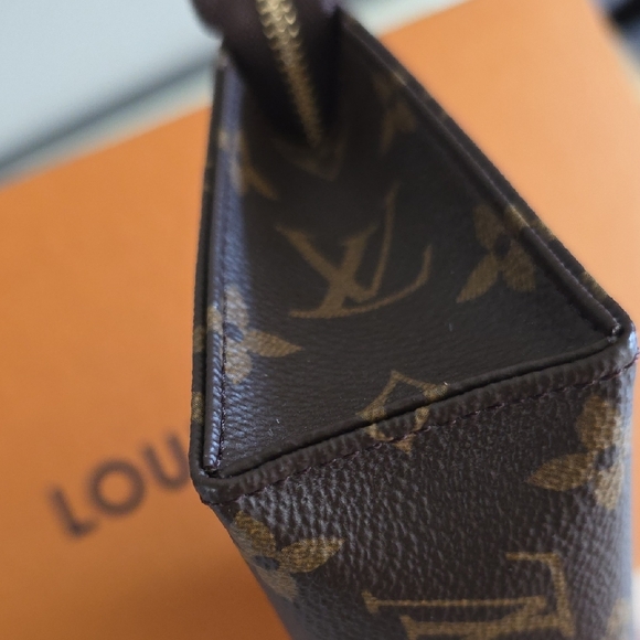 AUTHENTIC NEW Louis Vuitton Toiletry 15 Bag (Discontinued Model!!) - Picture 8 of 12